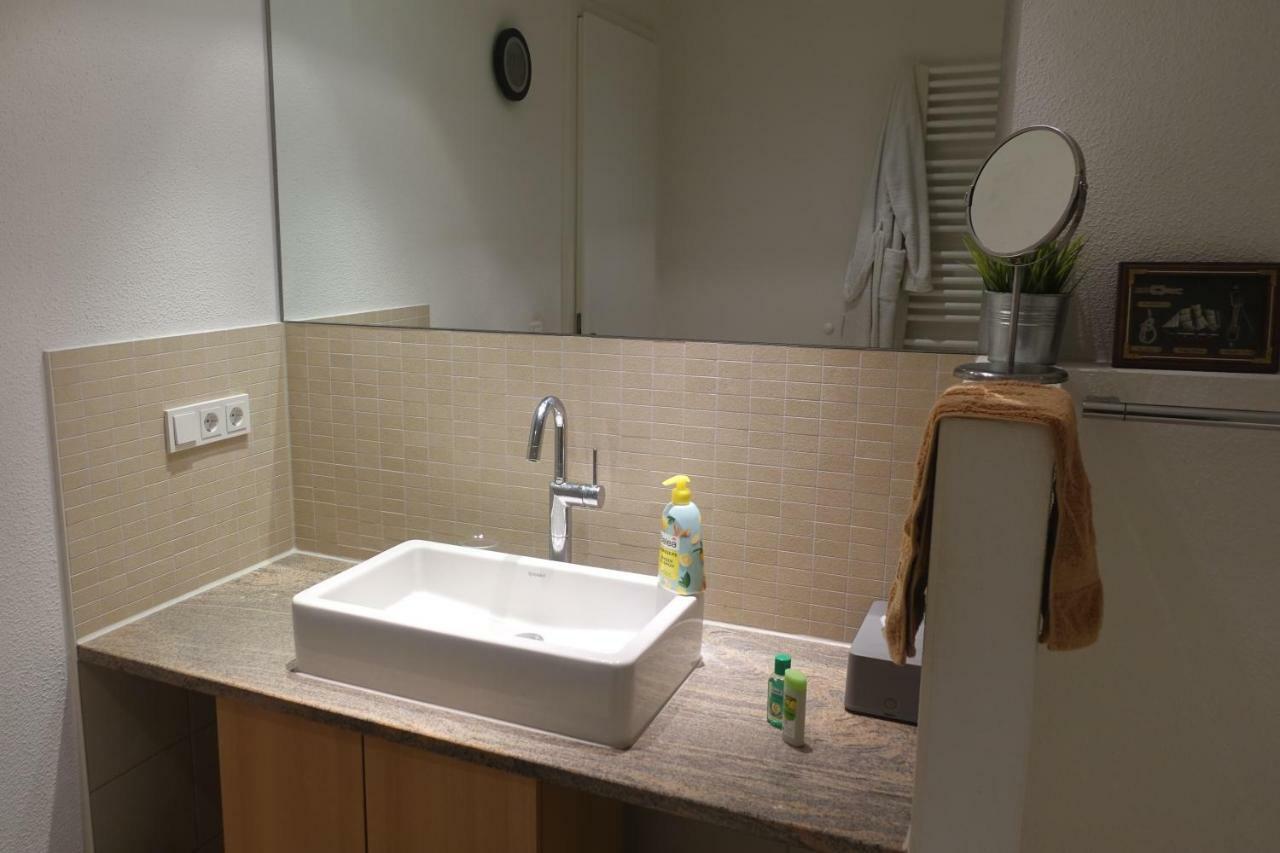 Grosszuegiges Zimmer Mit Badezimmer In Rheinwohnung Köln Eksteriør bilde